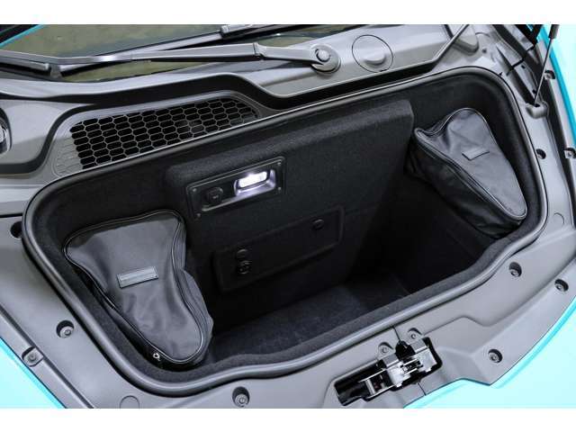 ちょっとした旅行程度の荷物であれば収納可能な底の深いラゲッジスペースが備わります。