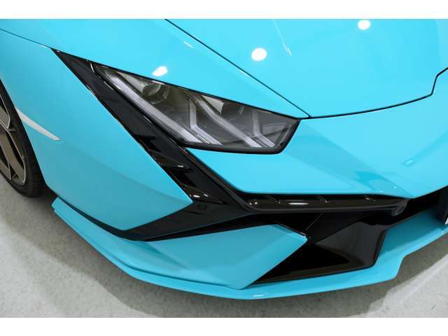 新設計となるY字型があしらわれたバンパーは，EVOより空力性能を向上させています。