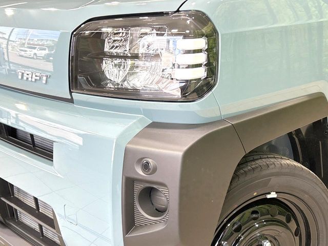 【LEDヘッドライト】悪天候や夜間走行時も良好な視界を確保し安心して運転できる高輝度LEDヘッドライトを装備！点灯速度が早く、消費電力も抑えられています。/