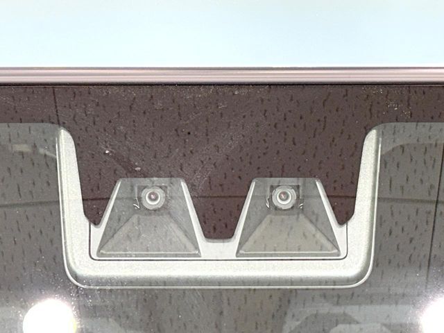 【スマートアシスト】走行中に前方の車両等を認識し、衝突しそうな時は警報とブレーキで衝突回避と被害軽減をアシスト。より安全にドライブをお楽しみいただけます。