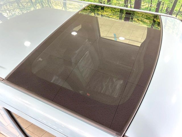 【ガラスルーフ】ガラスルーフ搭載で車内の解放感が一気にアップ！開放的なドライブをお楽しみいただけます。