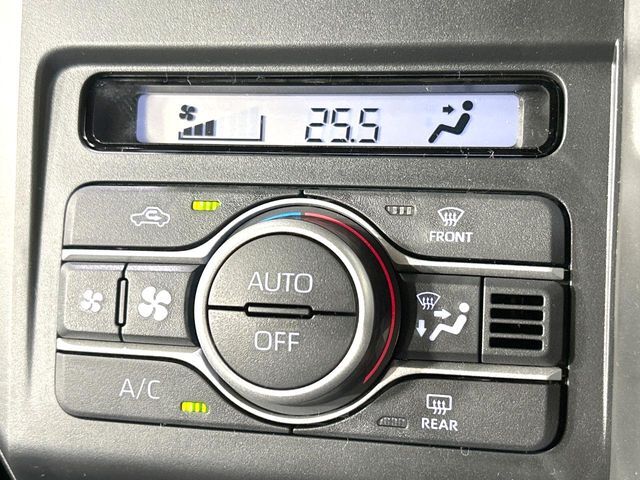 【オートエアコン】一度お好みの温度に設定すれば、車内の温度を検知し風量や温度を自動で調整。暑い…寒い…と何度もスイッチ操作をする必要はありません。快適な車内空間には必須の機能ですね♪