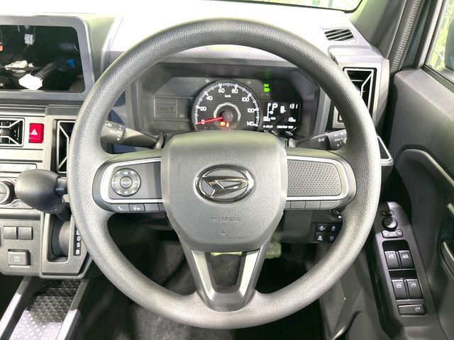インテリアに合わせたデザインのステアリングは、運転される方のことも考え、運転しやすい形状、大きさです。是非一度、実際に触ってお確かめください。