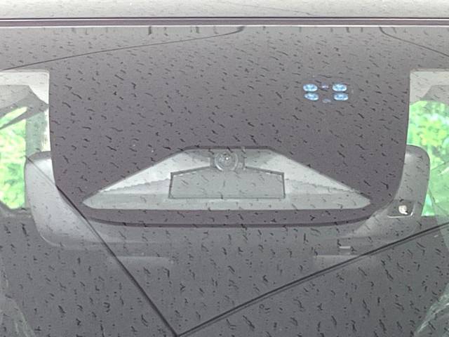 【ホンダセンシング】走行中に前方の車両等を認識し、衝突しそうな時は警報とブレーキで衝突回避と被害軽減をアシスト。より安全にドライブをお楽しみいただけます。