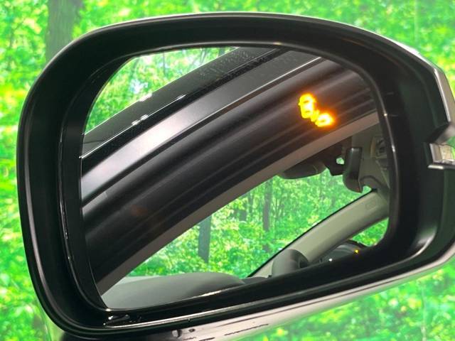 【ブラインドスポットインフォメーション】走行中、ドアミラーの死角になりやすい箇所に後続車が接近するとサイドミラー付近に警告を表示、ドライバーに注意喚起をしてくれます。