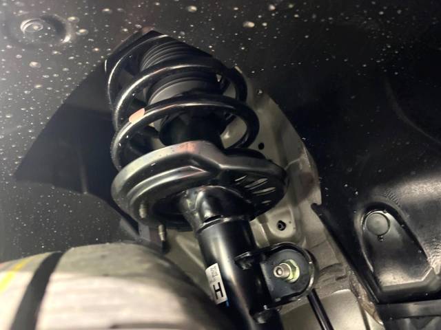 お車を安心してお乗りいただく為には、足回りの定期点検が欠かせません。サービスサポート（有償保証）では無料点検もご提供しており、安心のカーライフをお過ごしいただけるサポート体制が整っています。