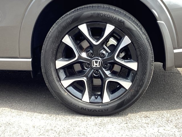 純正アルミホイールです。足元が引き立つので、車全体のイメージがアップしますよ！