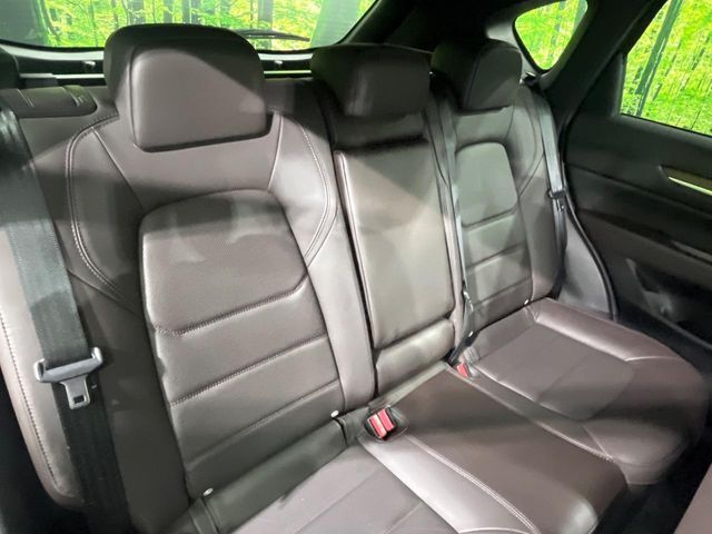 後部座席も気になるようなキズ・汚れやへたり等、大きなダメージはなく、良好な状態です。