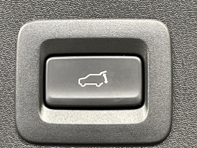 【パワーバックドア】スマートキーや運転席のボタンを押すだけでリアゲートが自動で開閉します！荷物を持っている時や、高い位置にあるバックドアを閉める際に便利な機能です♪