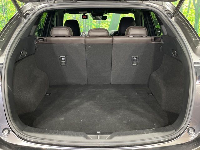 後席を格納すると、これだけの広さが！シーンに合わせたシートアレンジで、大きな荷物も積むことが出来ます♪