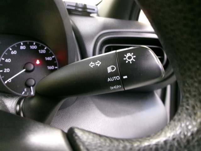 車外の明るさに応じて、自動的にライトの点灯・消灯を行います。