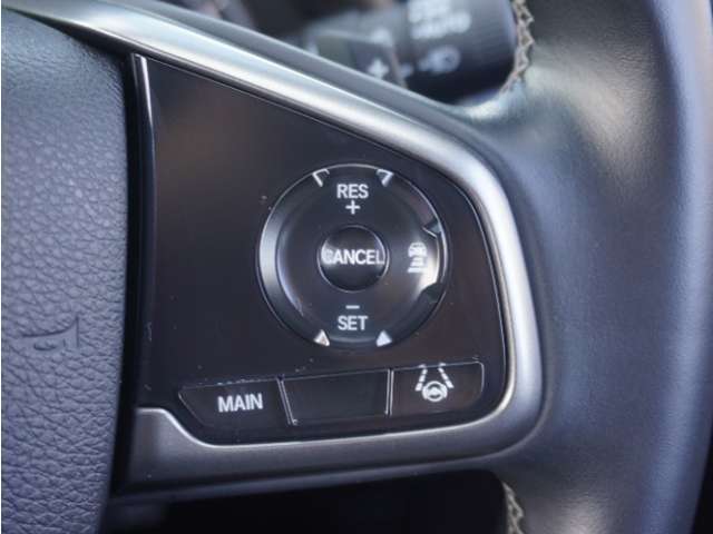 ◆アダプティブクルーズコントロール◆予め設定した車速内でクルマが自動的に加減速。前走車との適切な車間距離を維持しながら追従走行します。【LKAS】車線維持支援システムでステアリング操作を支援。