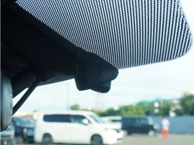 ◆ドライブレコーダー◆映像・音声などを記録する自動車用の装置です。　もしもの事故の際の記録はもちろん、旅行の際の思い出としてドライブの映像を楽しむことができます。
