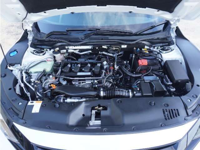 ◆エンジンルーム◆車の心臓部分のエンジンルームが汚いとトラブルの基になります。当店は専用の液剤を使って徹底的に綺麗にします。