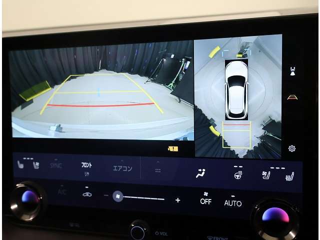 パノラミックビューモニター。車両を上から見たような映像を表示。運転席から目視しにくい車両周囲の状況をリアルタイムで確認できます。