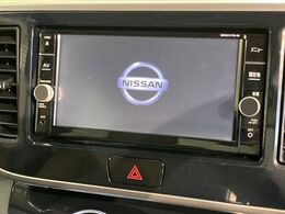 【純正ナビ】人気の純正ナビを装備しております。ナビの使いやすさはもちろん、オーディオ機能も充実！キャンプや旅行はもちろん、通勤や買い物など普段のドライブも楽しくなるはず♪