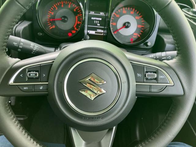 WECARSの展示場では実際に見て、触ってお車をお選びいただけます！知識の豊富な営業スタッフが様々なカーライフをご提案いたします！