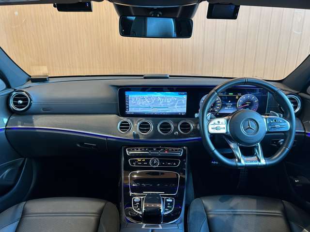 全体を俯瞰してみるとよく分かる、細部までこだわったデザインです！ドライバーの運転姿勢にもこだわっていることがよく分かります！
