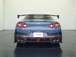 NISMO専用カーボン製リヤスポイラー、NISMO専用カーボン製トランクリッド、NISMO専用カーボン製リヤバンパーなど専用装備が多数ございます。