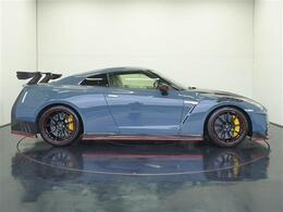 NISMO専用拡幅カーボン製フロントフェンダーのアウトレットダクトは、4.5kgの軽量化に貢献し、エンジンの冷却とダウンフォース性能も向しております。