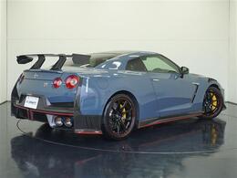 NISMO　Special　editionには、20インチの専用レイズ製アルミ鍛造ホイールにレッドリム加飾を施しております。