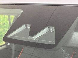 【スマートアシスト】走行中に前方の車両等を認識し、衝突しそうな時は警報とブレーキで衝突回避と被害軽減をアシスト。より安全にドライブをお楽しみいただけます。