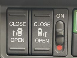【両側パワースライドドア】スマートキーや運転席のスイッチで後席両側スライドドアの開閉が可能♪電動だから力を入れてドアを開ける必要が無く、小さなお子様でも簡単に開け閉めでき快適です♪