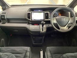 車内は光触媒抗菌消臭施工済です。インパネ周りはスタイリッシュなデザインです。グローブボックスやカップホルダーのほかにトレーなどたくさんの収納スペースが付いています。