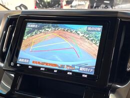 【バックカメラ】駐車時に後方がリアルタイム映像で確認できます。大型商業施設や立体駐車場での駐車時や、夜間のバック時に大活躍！運転スキルに関わらず、今や必須となった装備のひとつです！