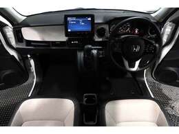 ドライバーを包み込むように、ディスプレーやスイッチ、コンソールを配置。座った瞬間から運転への期待が！空間そのものの心地よさにこだわっています。