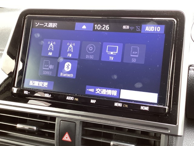 ナビゲーションはトヨタ純正SDナビ(NSZT-Y68T)を装着しております。AM、FM、CD、DVD再生、Bluetooth、フルセグTVがご使用いただけます。初めて訪れた場所でも安心ですね！