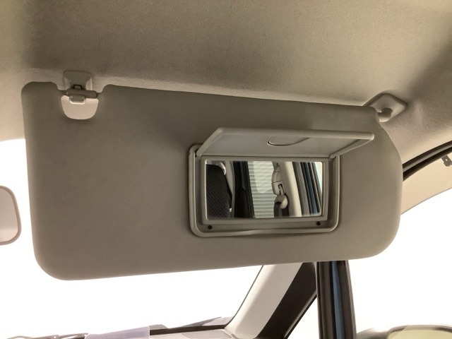 バニティーミラーが付いています。女性にうれしい装備ですね！