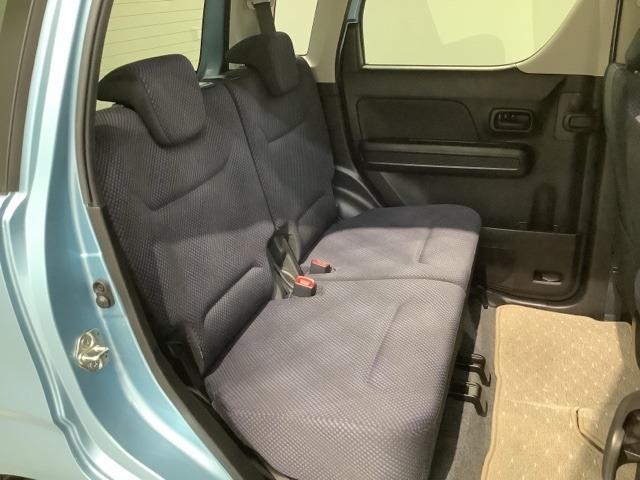 後席も余裕の広さ！ゆったりくつろげます！！