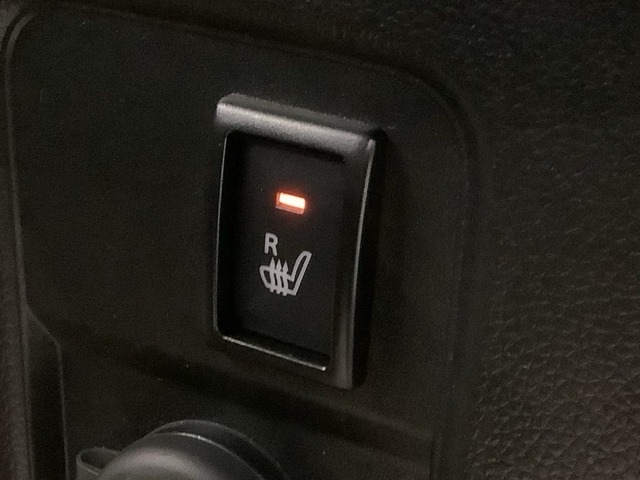 運転席にはシートヒーターが付いています！寒い日に便利な装備ですね。
