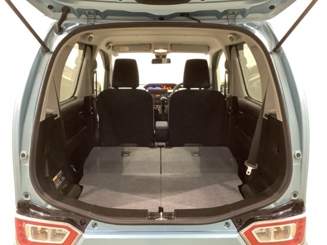 リアシートを倒すと、ラゲッジスペースを広くお使いいただけます！