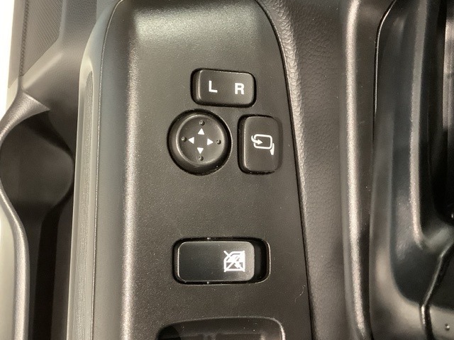 狭い駐車場で便利な電動格納ドアミラーが付いています。