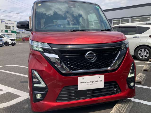 LEDヘッドライトです。ロービームにシャープな白光色のLEDランプを採用しました。