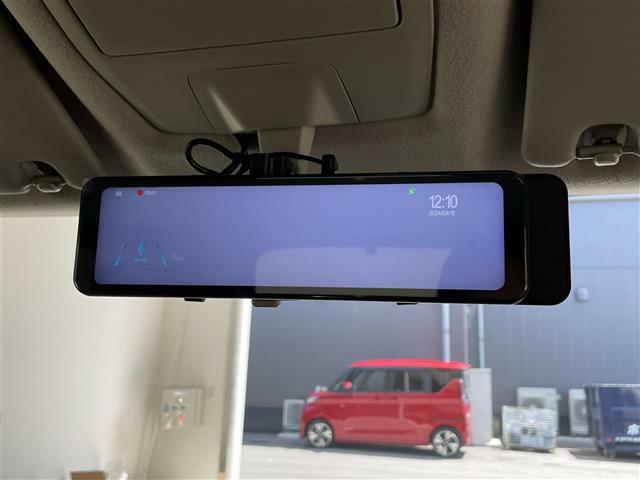 【デジタルルームミラー】車両後方カメラの映像をルームミラーに映すことが出来ます。 そのため、後席に人や荷物があって後方が見えづらい場合でもしっかり視界を確保することが出来ます。