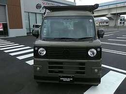 ゴードンミラーMOTORSの世界観を路襲した丸目ライトを特徴としたクラシカルでスマートなフロントフェイス。