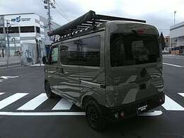 バックスタイルです。　車内でのくつろぎを実現したVANLIFE仕様となっています。