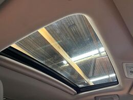 【サンルーフ】開放感たっぷりの希少装備、サンルーフが装着されています！車内に明かりを取り入れたり景色を楽しむ以外にも、車内の空気も簡単に換気できて快適です！