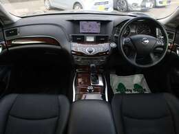 すっきりとしたフーガらしいデザインのダッシュ回り！フロントビューの視認性もよく運転しやすいと思います★