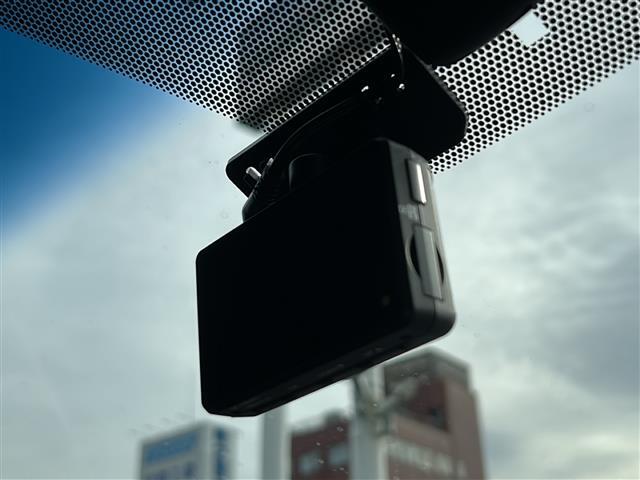 【ドライブレコーダー】映像・音声などの運転中の記録を残します。事故などを起こした起こされた時の証拠になりえますので、もしも時でも安心ですね。