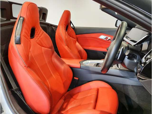 【コックピットシート】BMW車の主役席。車体中央にくる様に配置し車両重心とが一致する事でドライバーと車との一体感あるドライビングを実現。人間工学に基づき形成した形状が長時間のドライブ疲労も軽減します！