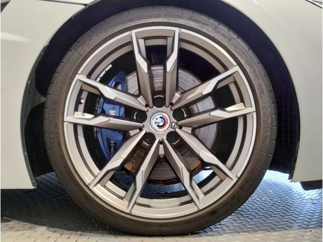 【BMWアロイホイル】軽量かつ強度に拘ったアロイホイル。走行性能ポテンシャルを引き出す設計。車の足元を引き締めてくれる大きなポイントはアロイホイルです。