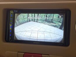 【バックカメラ】駐車時に後方がリアルタイム映像で確認できます。大型商業施設や立体駐車場での駐車時や、夜間のバック時に大活躍！運転スキルに関わらず、今や必須となった装備のひとつです！