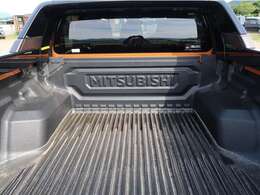 荷台の汚れや傷が付きにくいベッドライナーが付いているカーゴスペースです　キャンプやサーフィンなどでも