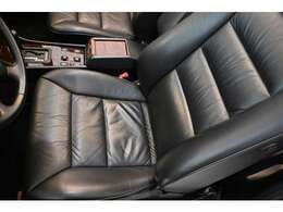 シートヒーター付きのレザーシート！切れや破れなども無く、ヘタリもありません♪