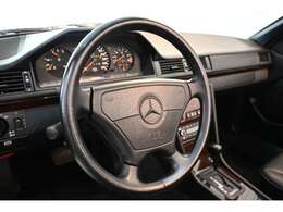 クーペボディ標準のエアバッグ付きスポーツステアリグ！傷も無く、テカリも発生しておりません♪