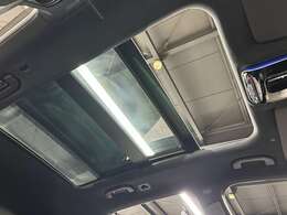 ■パノラミックスライディングルーフを装備しております！もちろん異音無くスムーズに作動致します！■天井も大きな傷やへたり等もなく、非常に綺麗な状態でございます♪■